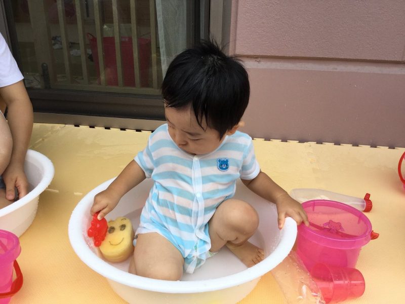 乳児水遊び にじいろ保育園ブログ