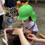 １歳児クラス　「お花の苗を植えました」