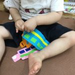 ２歳児クラス「指先を使って・・・」