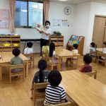 幼児クラス　「とうもろこしの皮むき」